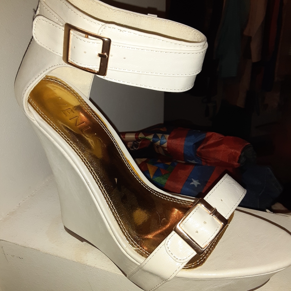 Venus white wedge (#15)